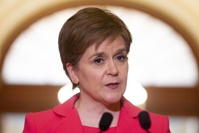 Atsistatydina Škotijos lyderė N. Sturgeon