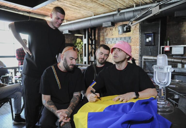 „Eurovizijos“ nugalėtojai ukrainiečiai savo prizą pardavė aukcione už įspūdingą sumą