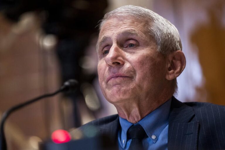 Respublikonai: Fauci atsistatydinimas neužkirs kelio visapusiškam pandemijos tyrimui