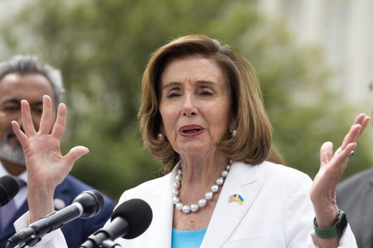 Net ir uždraudus priimti Komuniją, N. Pelosi savo pozicijos dėl abortų nekeičia