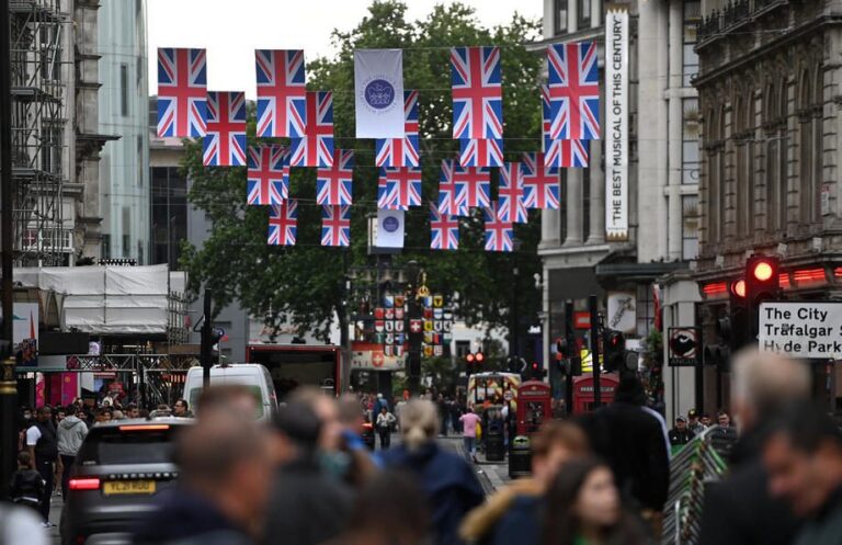 Pamiršę krizes britai švęs karalienės platininį jubiliejų