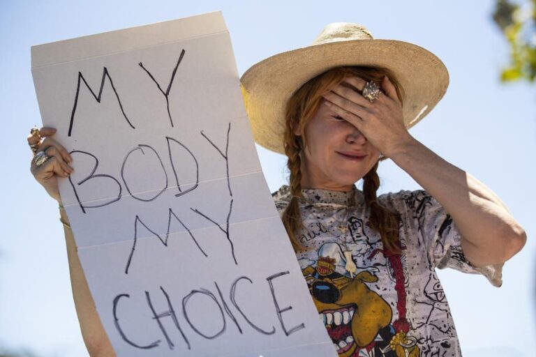 Po dešiniųjų pergalės Italijoje, Prancūzija reikalauja užtikrinti „teisę į abortus”