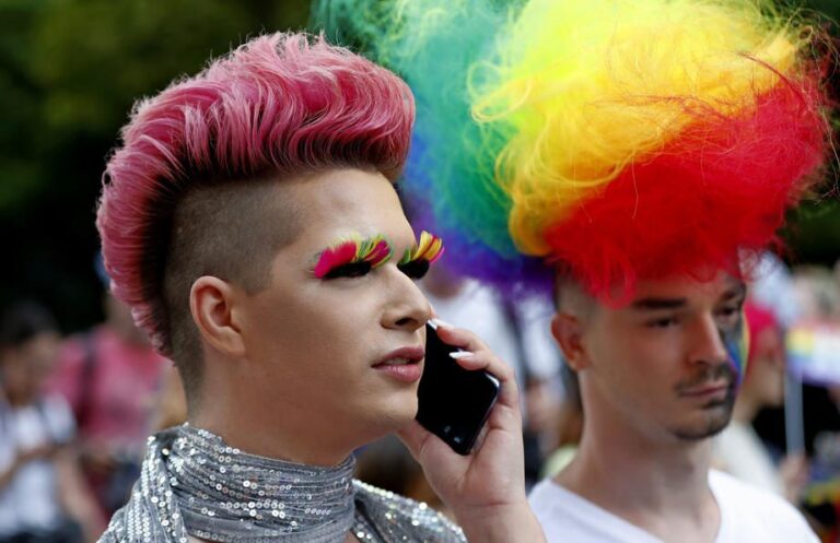 Pirmoji homoseksuali JAV politikė – musulmonė nori nevaržomai gyventi „nemonogamiškoje” šeimoje
