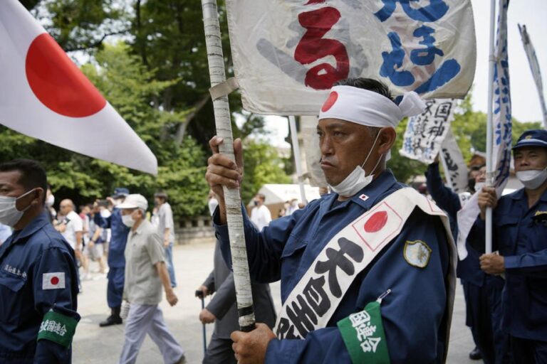 Japonijos ministrų vizitas šventykloje supykdė kinus ir korėjiečius