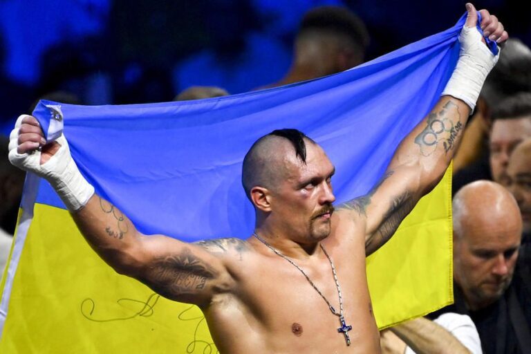 Pasaulio bokso čempionui Oleksandrui Usykui kovos organizatoriai uždraudė bučiuoti kryželį
