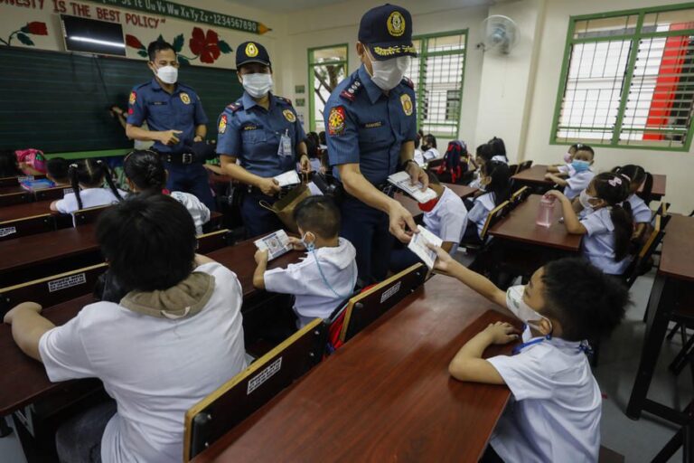 Filipinų moksleiviai po ilgiau nei dvejus metus trukusios pertraukos dėl COVID-19 sugrįžo į klases 