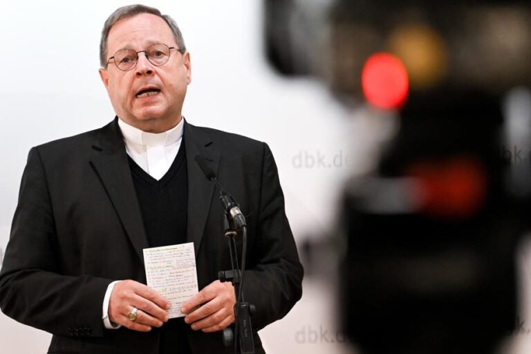 Vokietijos vyskupų galva pareiškė, kad homoseksualai gali būti šventinami kunigais