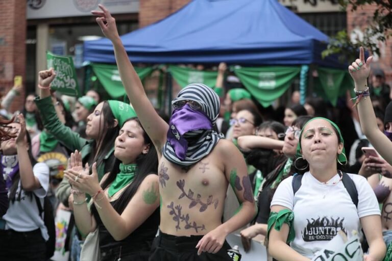Kolumbijoje abortų aktyvistės padegė katedros duris