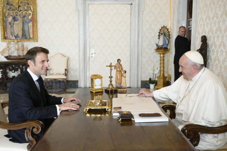 Prancūzijos prezidentas E. Macronas paprašė popiežiaus megzti kontaktus su Rusija