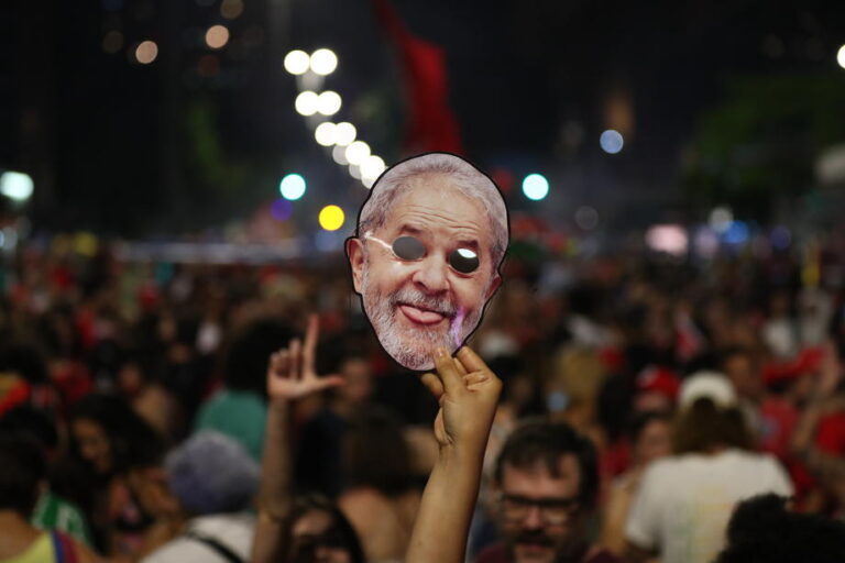 Brazilijos prezidentu išrinktas kairysis  L. I. Lula da Silva, J. Bolsonaro teigia, kad rinkimai suklastoti