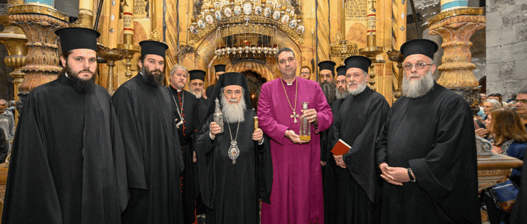 Jeruzalėje pašventintas JK valdovo Karolio III patepimo aliejus