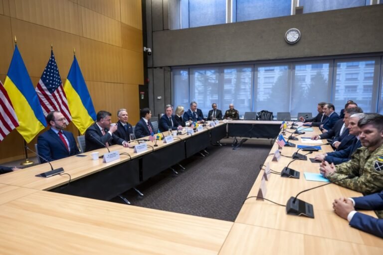 Kritikos apsuptyje – istorinis posūkis: JAV ir Ukraina kuria atnaujintą taikos planą