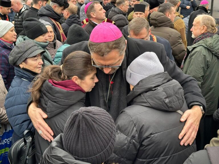 Apaštalinis nuncijus Ukrainoje arkiv. Visvaldas Kulbokas meldėsi žūčių vietoje Ternopolyje