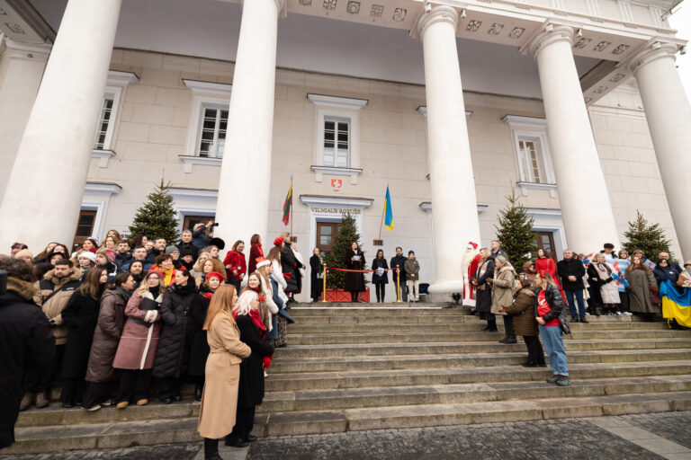 Vilniuje atidaryta Tarptautinė Kalėdų labdaros mugė