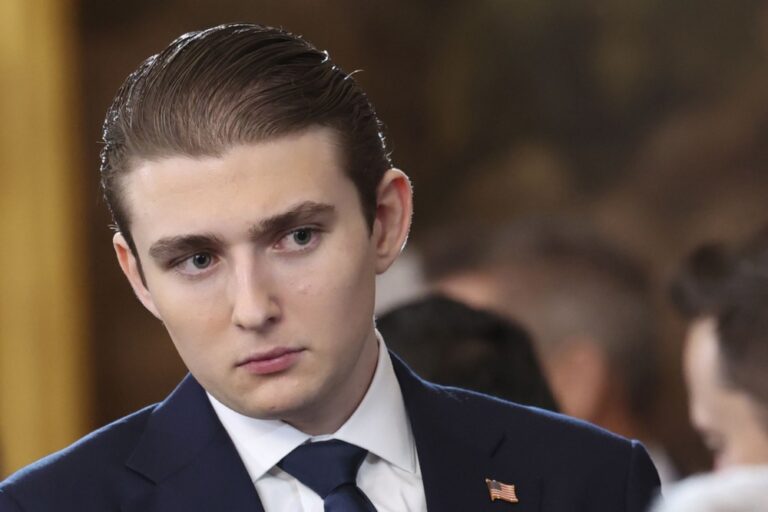 Donaldo Trumpo jaunėlis sūnus yra „labai arti“ to, kad taptų krikščioniu – pastorius