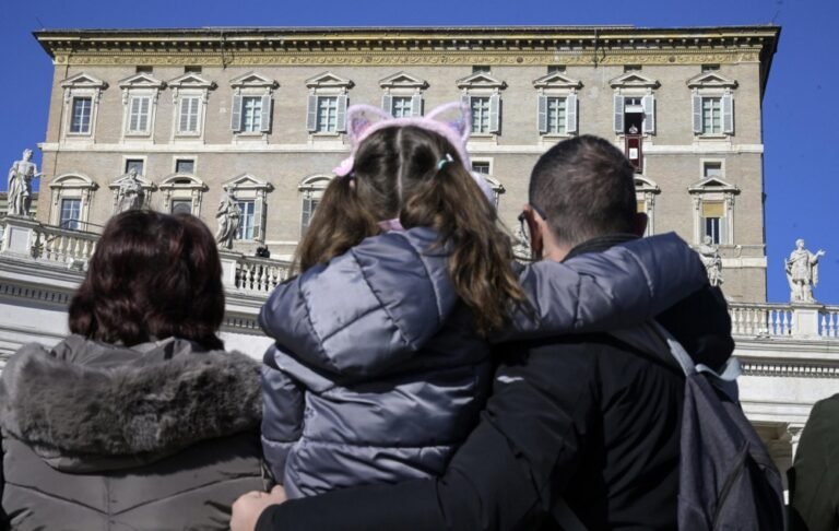 Leonas XIV: šeima gali tapti šviesa pasauliui