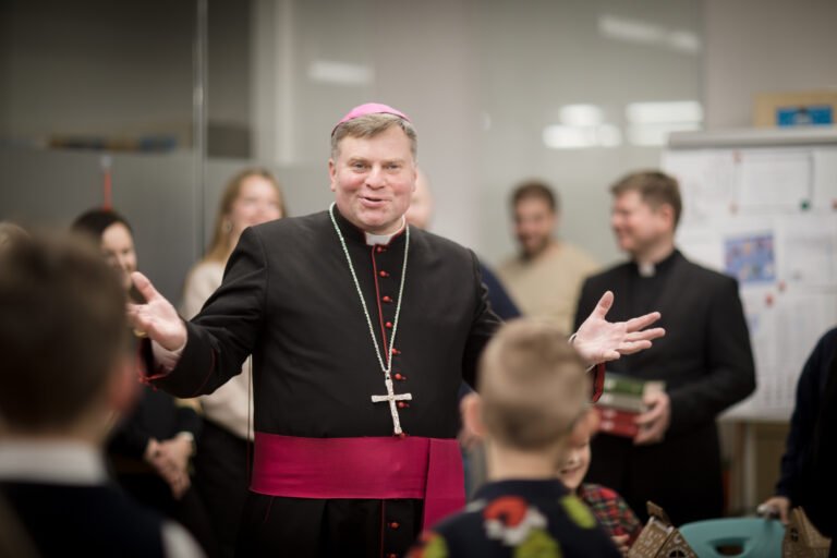 Šiaulių vyskupo prieškalėdiniai vizitai: sveikinimai bendruomenėms ir vilties žinia