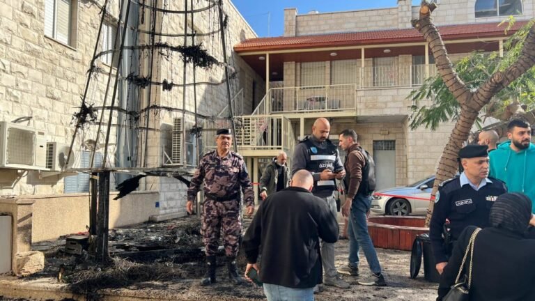 Vakarų Krante, Izraelyje, padegta prie bažnyčios įrengta Kalėdų eglė