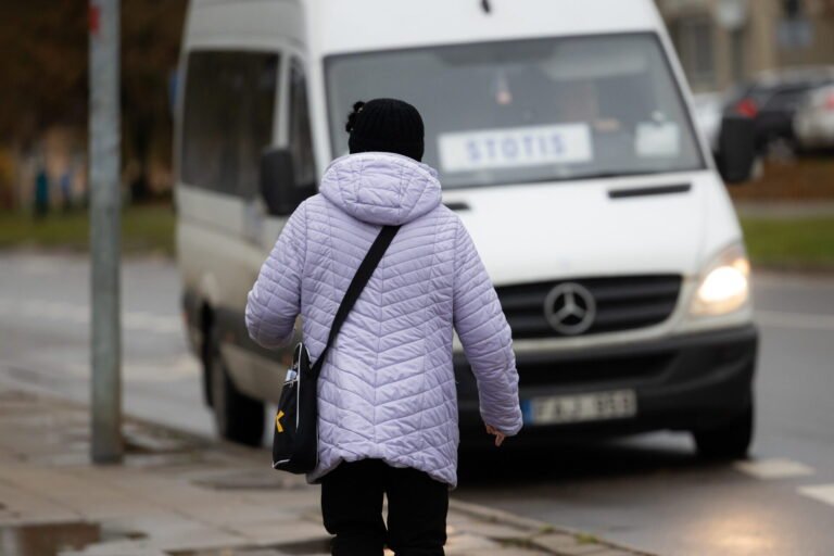 Vyresnio amžiaus žmonės patiria diskriminaciją darbo rinkoje, skelbia apklausa