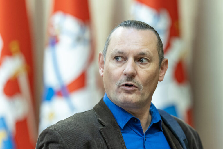 Chaosas dėl LRT įstatymo pataisų: darbuotojai renka parašus, Seime – protestai ir politinė įtampa