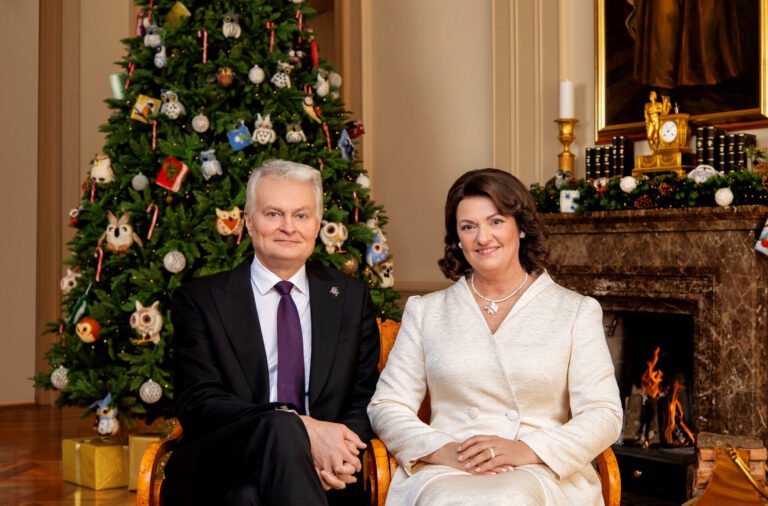 Prezidento Gitano Nausėdos ir ponios Dianos Nausėdienės sveikinimas šv. Kalėdų proga