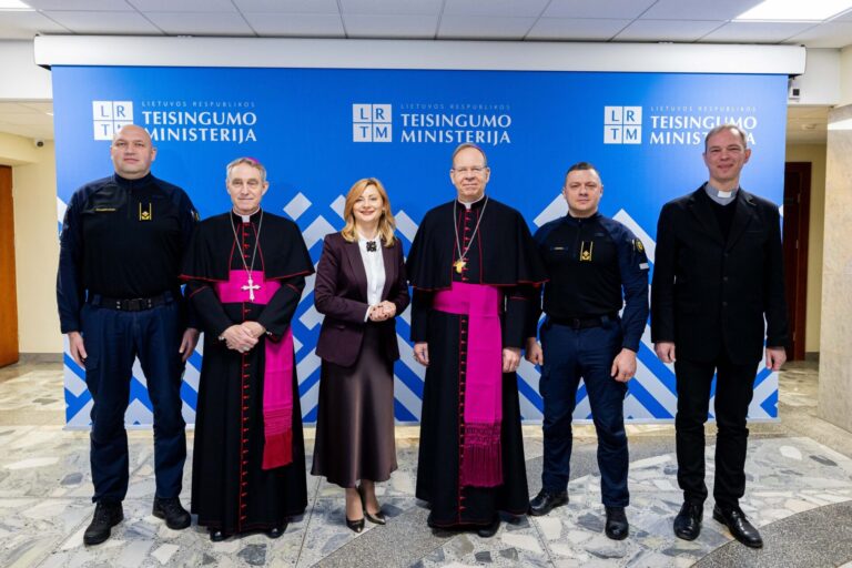 Teisingumo ministerija ir LVK pasirašė bendradarbiavimo sutartį dėl sielovados paslaugų įkalinimo įstaigose