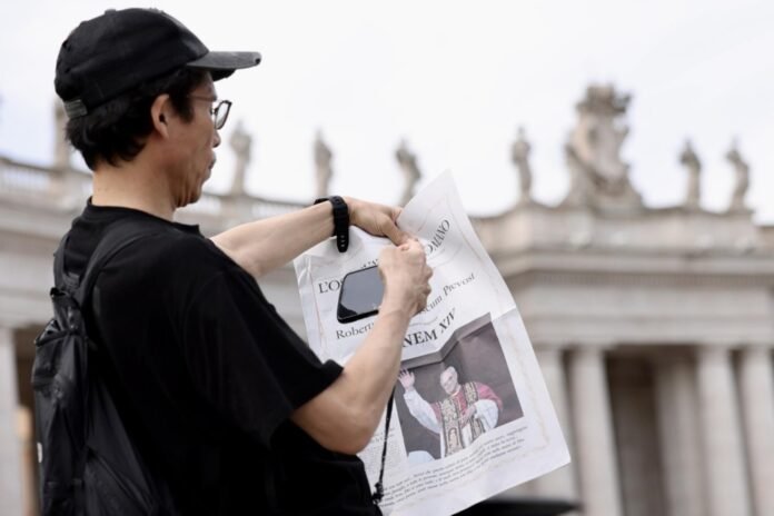 Tikintieji Šv. Petro aikštėje kitą dieną po popiežiaus Leono XIV išrinkimo / EPA nuotr.