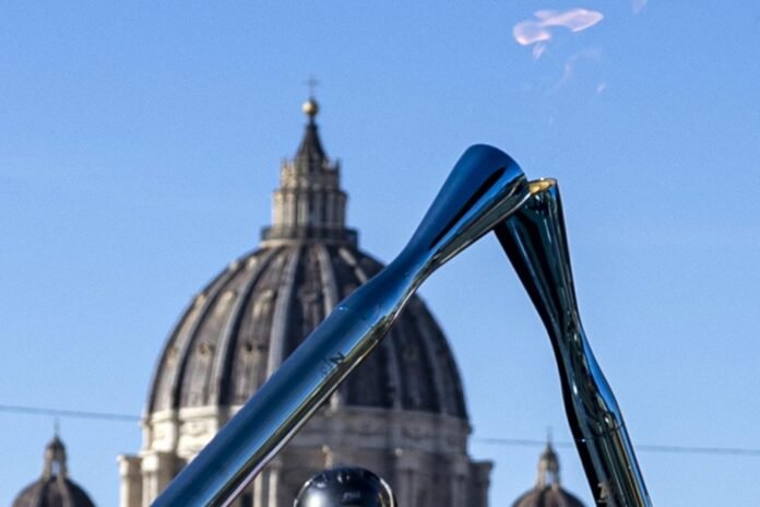 Deglai su olimpine ugnimi Via della Conciliazione gatvėje, Šv. Petro bazilikos fone / EPA nuotr.