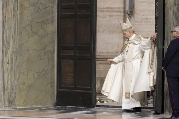 Popiežius Leonas XIV uždaro Šv. Petro bazilikos Šventąsias duris / EPA nuotr.