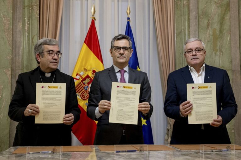 Ispanijos vyskupų konferencijos (CEE) pirmininkas Luisas Argüello (kairėje) ir Ispanijos vienuolijų konferencijos (CONFER) pirmininkas Jesúsas Díaz Sariego (dešinėje) pasirašo susitarimą dėl seksualinės prievartos aukų pripažinimo ir žalos atlyginimo