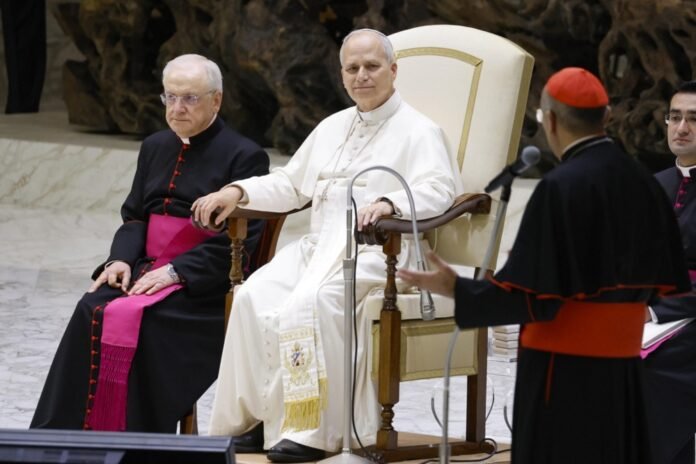 Popiežius Leonas XIV (centre) / EPA nuotr.