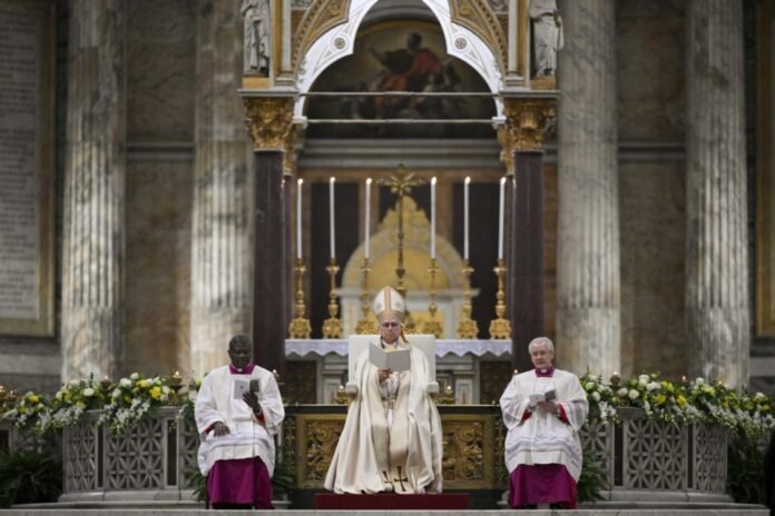 Popiežius Leonas XIV (centre) / EPA nuotr.