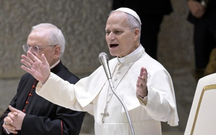 Popiežius Leonas XIV (centre) / EPA nuotr.