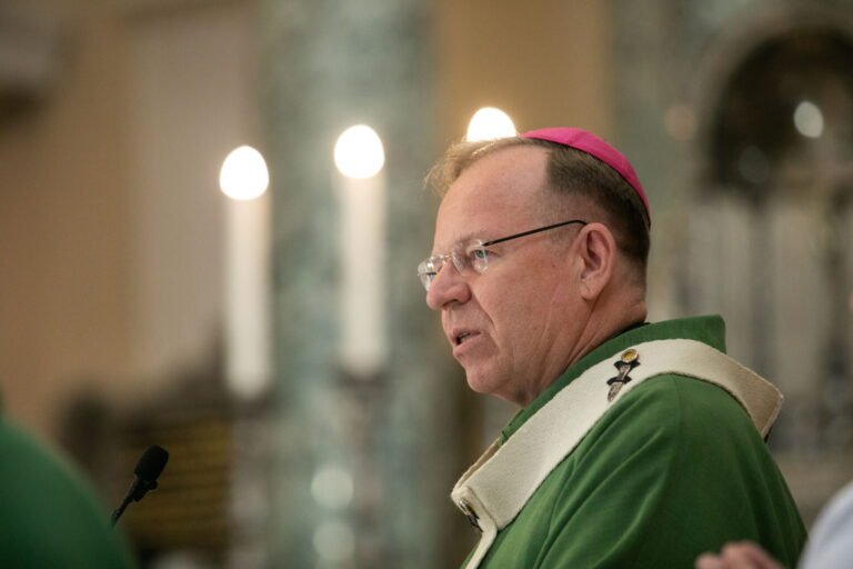 Vilniaus arkivyskupas Gintaras Grušas. Tauta, kuri nesigriebė smurto, bet stovėjo melsdamasi