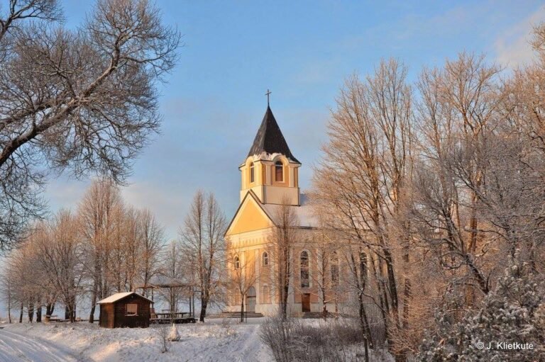 Pakutuvėnuose sudegė pranciškonų vienuolynui priklausantis pastatas