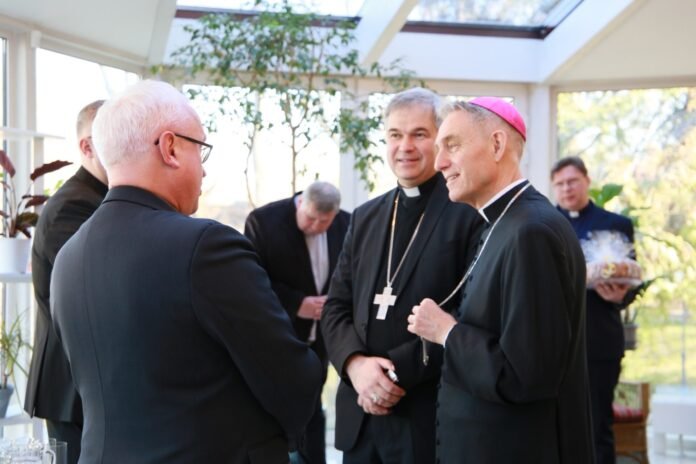 Arkivyskupas Georgas Gansweinas Lietuvoje (pirmas iš dešinės) / Soc. tinklų nuotr.