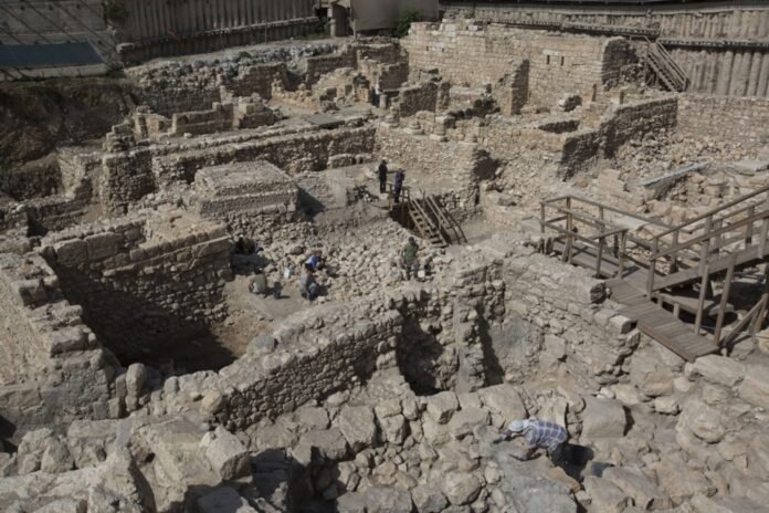 Archeologijos studentai dirba kasinėjimų vietoje Dovydo miesto archeologiniame komplekse / EPA nuotr.