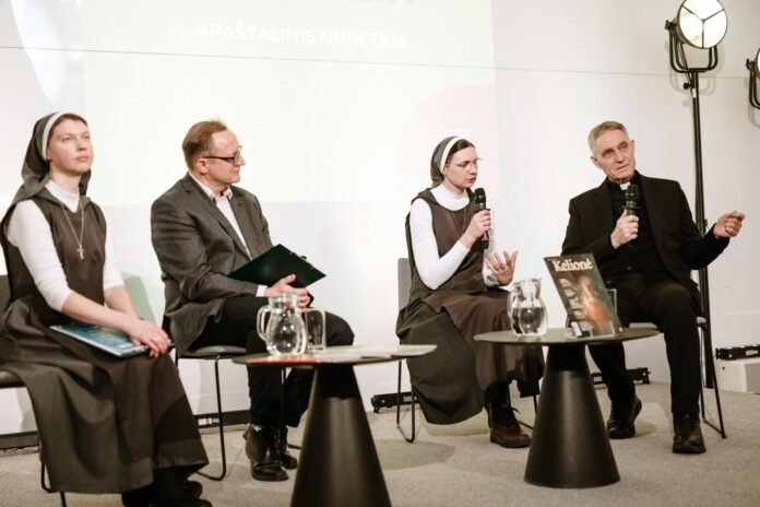 Georgas Gänsweinas, apaštalinis nuncijus Baltijos valstybėms ir ilgametis asmeninis popiežiaus Benediktas XVI sekretorius (pirmas iš dešinės) / Žurnalo „Kelionė