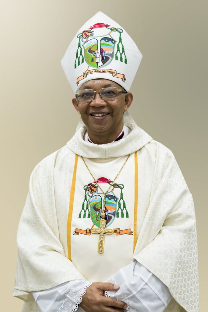 Vyskupas Paskalis Bruno Syukuras OFM (centre) / Soc. tinklų nuotr.