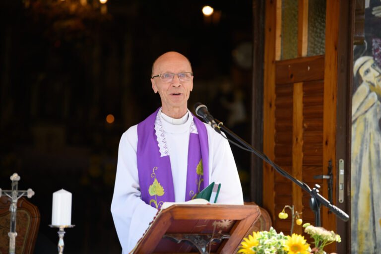 Netikęs mokinys, elektrikas, kunigas