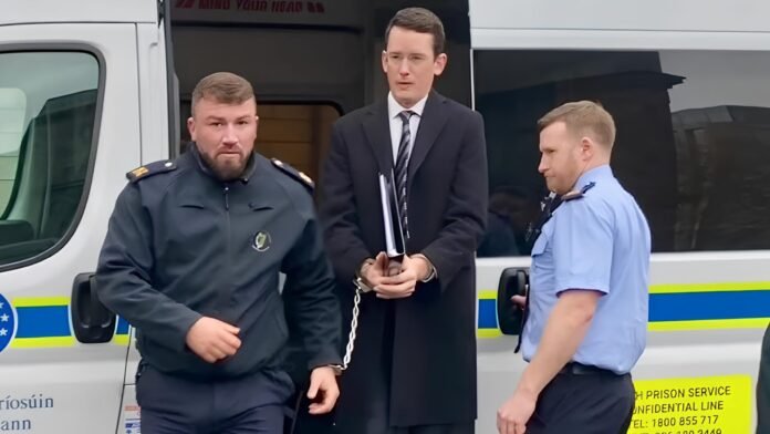 Airijos mokytojas Enochas Burke’as (centre) / Ekranvaizdžio nuotr.