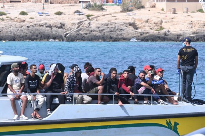 Migrantai Italijos Lampedūzos saloje / EPA nuotr.