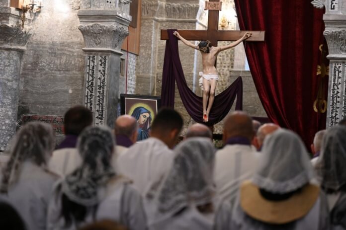 Chaldėjų katalikai dalyvauja Didžiojo penktadienio pamaldose Alkošo mieste, į šiaurės rytus nuo Mosulo, Irake / EPA nuotr.