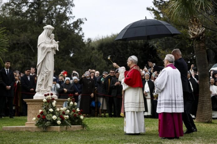 Popiežius Leonas XIV Vatikano soduose atidengia mozaiką ir statulą / EPA nuotr.