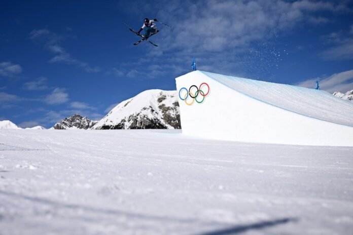 Šveicaras Nilsas Rhyneris varžosi vyrų laisvojo slidinėjimo atrankoje per Milano–Kortinos 2026 m. žiemos olimpinių žaidynių varžybas Livinjuje, Italijoje / EPA nuotr.