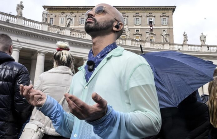 Tikintysis meldžiasi, popiežiui Leonas XIV vadovaujant sekmadienio „Viešpaties angelo“ maldai / EPA nuotr.