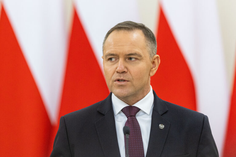 Lenkijos prezidentas pasirašė naują įstatymą dėl nulinio pajamų mokesčio du vaikus auginantiems tėvams