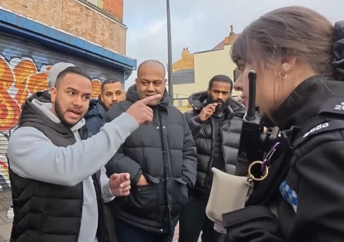 Policininkė gina pamokslininką / Ekranvaizdis