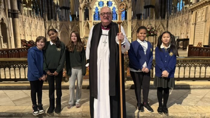 Linkolno (Anglija) vyskupas Stephenas Conway’us (centre) / Soc. tinklų nuotr.