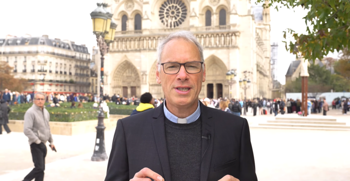 Susirinkimo generalinis sekretorius kunigas Maximilienas de La Martinière / Ekranvaizdis